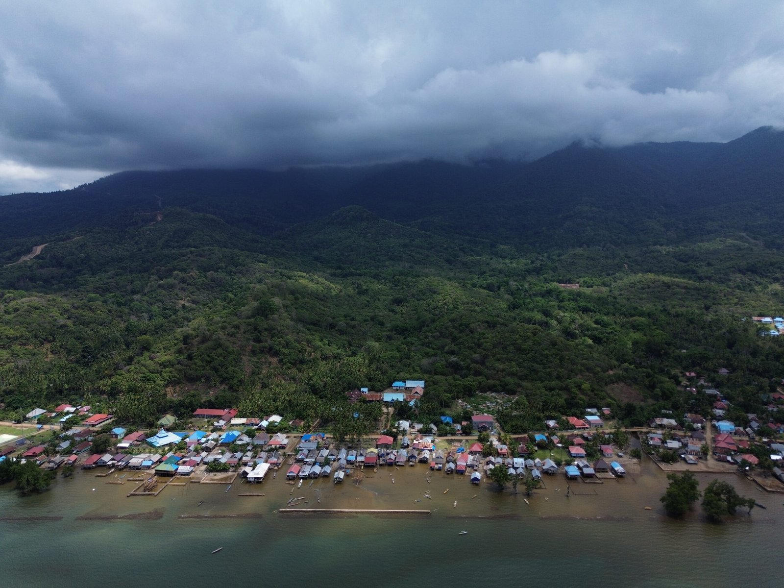 Perairan kampung bajau yang keruh di Desa Puununu Kabaena